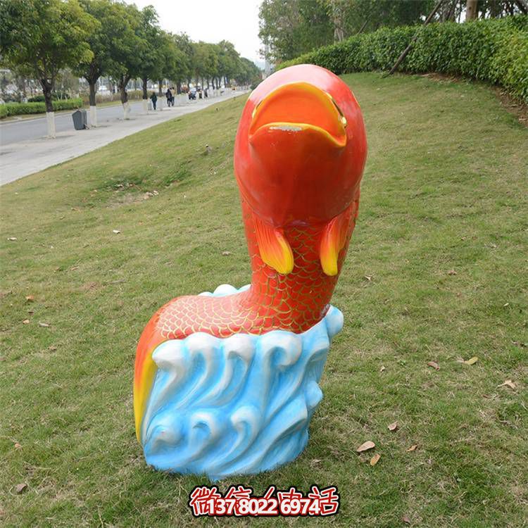 卡通玻璃鋼鯉魚雕塑，點綴游樂園園林