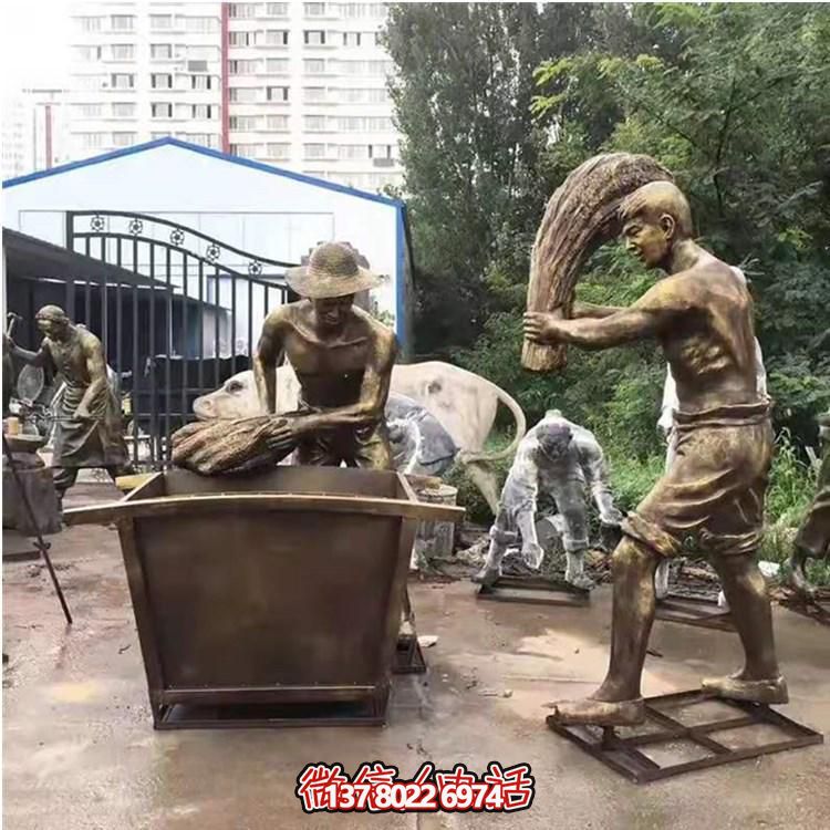 玻璃鋼仿銅農耕人物雕塑，美化戶外景區