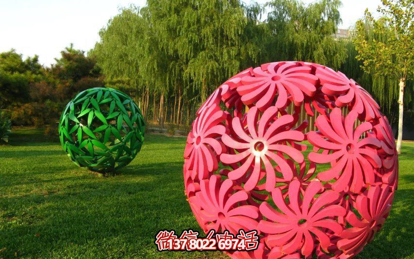 創意粉色鏤空球雕塑，為公園草坪增添童趣