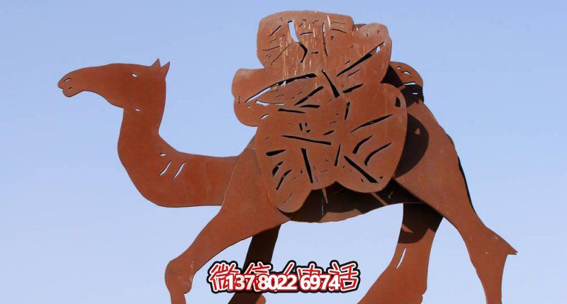 不銹鋼駱駝剪紙雕塑，點綴街道邊行走
