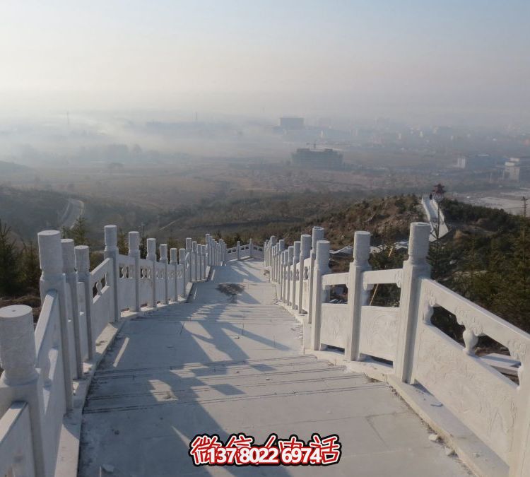 精致石雕護欄，漢白玉青石欄板點綴天然風情