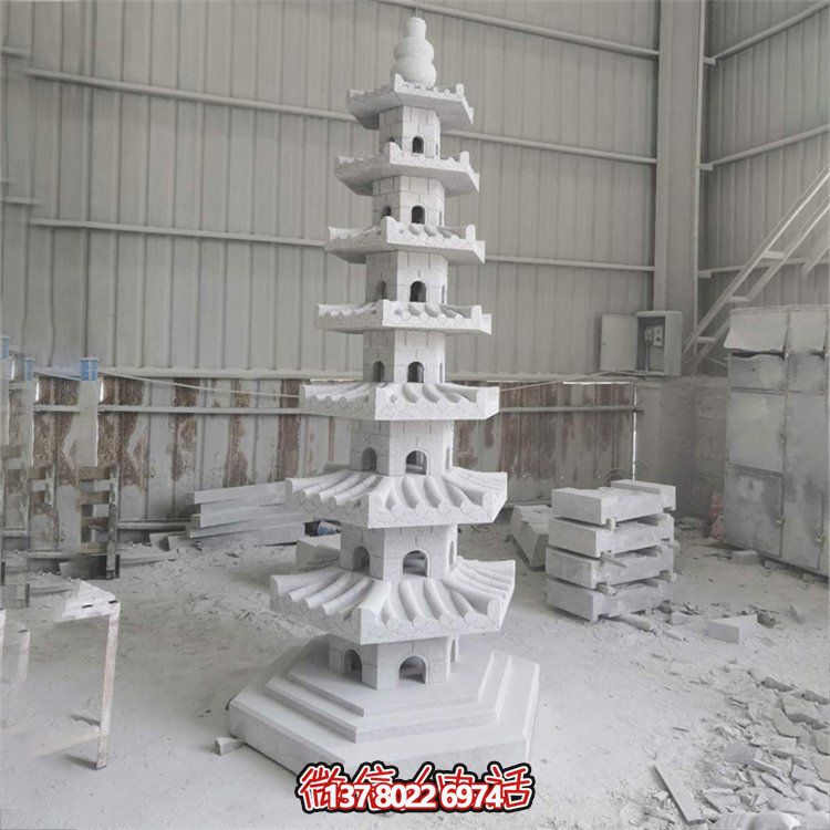 天然青石多層石佛塔，雕刻精美，為寺廟擺放