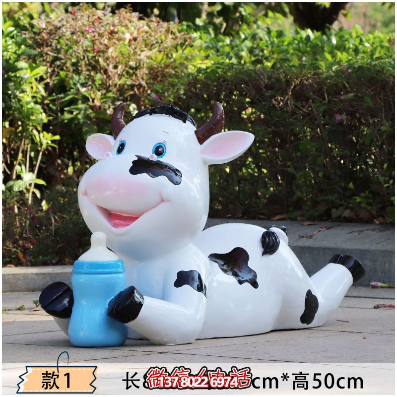 玻璃鋼牛雕塑，為幼兒園的幼兒們趴著喝奶更添樂趣