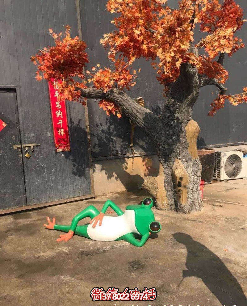 玻璃鋼雕塑躺臥青蛙，給公園增添美感