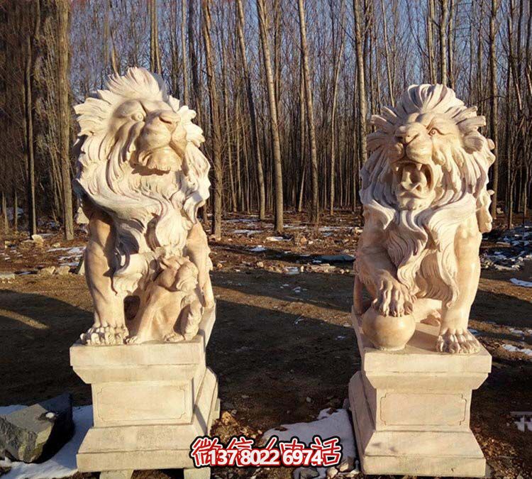 紅色獅子雕塑，欣賞絕美晚霞