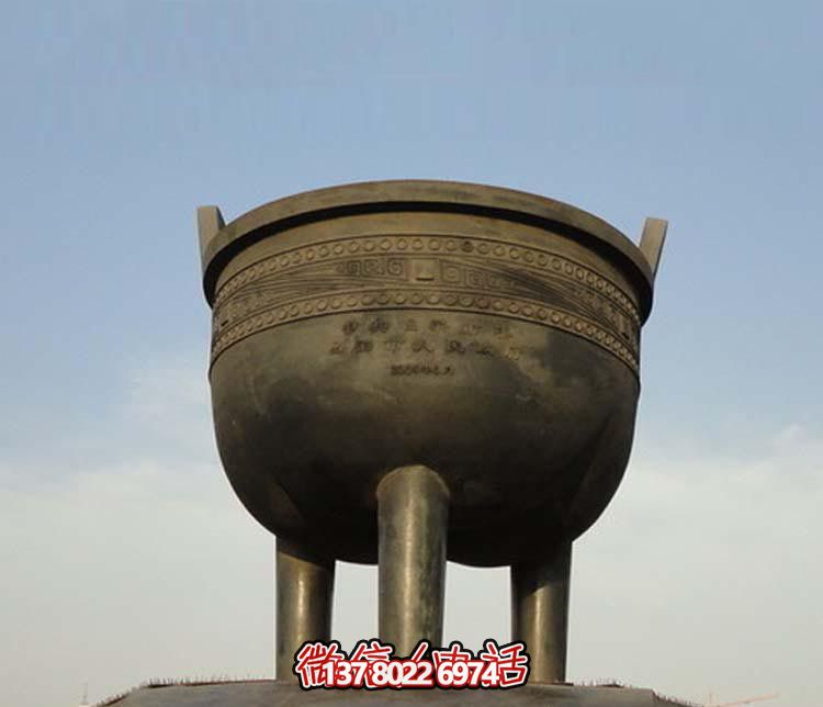 大型青銅圓形香爐，裝飾廣場景區