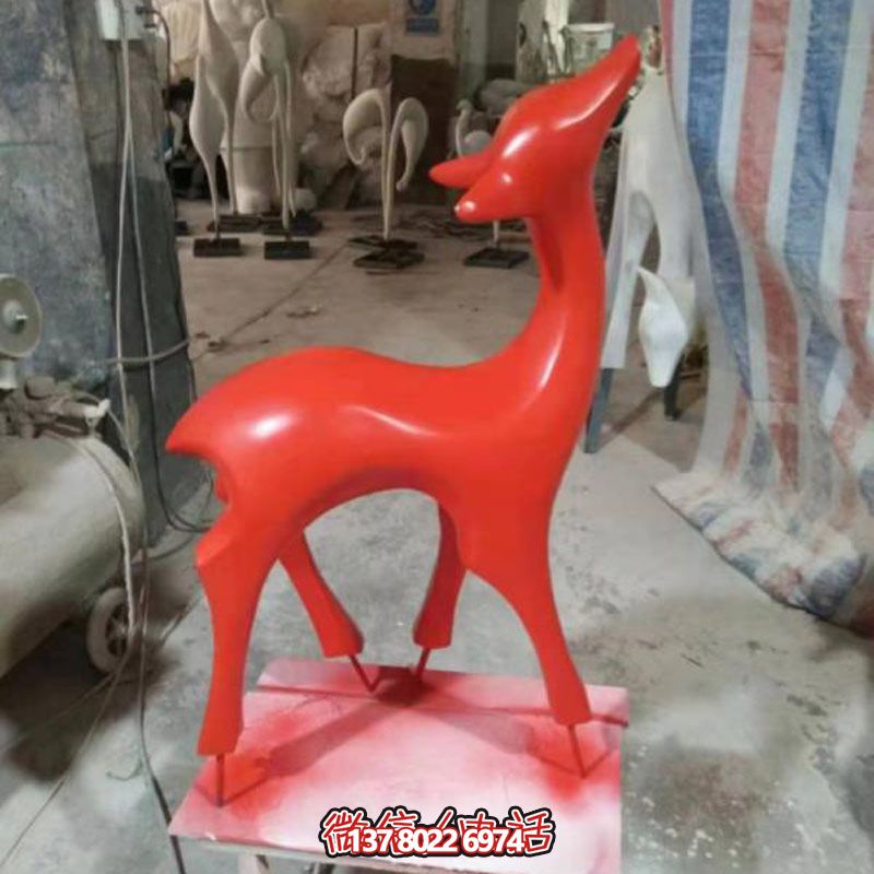 玻璃鋼制紅色梅花鹿雕塑，裝點(diǎn)別墅小區(qū)精致美觀