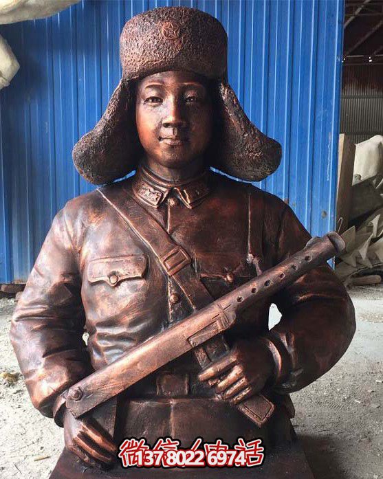 不銹鋼仿銅雷鋒持槍雕塑，現(xiàn)代雷鋒屹立于戶外景區(qū)