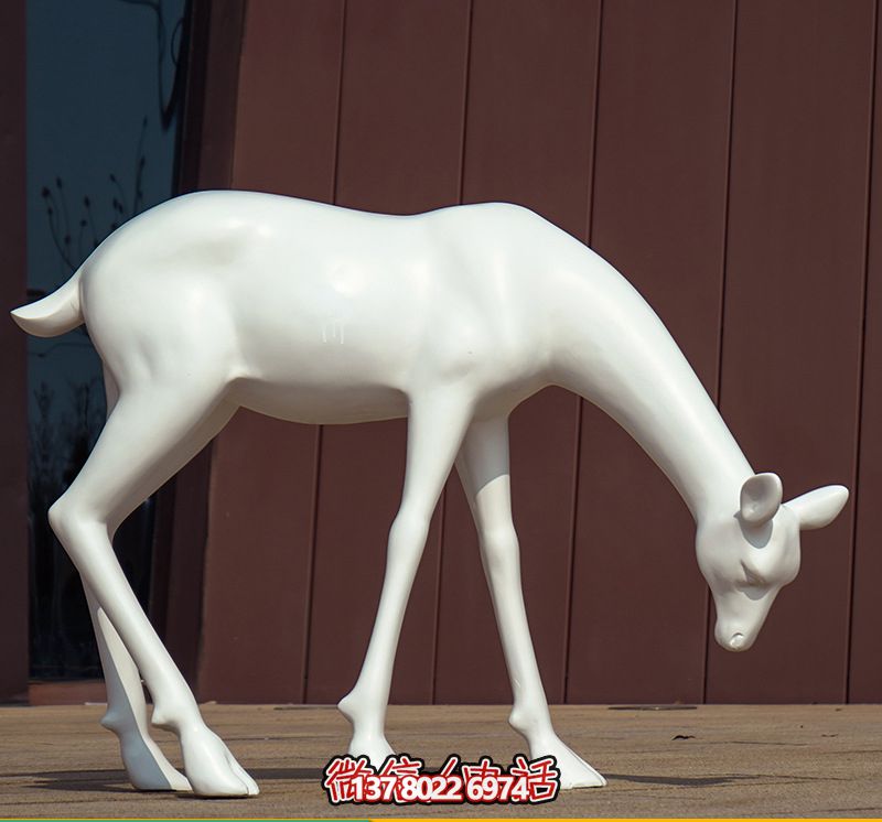 創意景觀酒店，低頭行走，讓鹿雕塑與您相伴