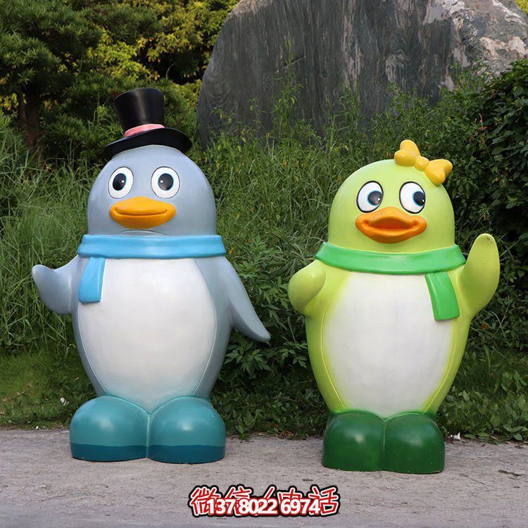 玻璃鋼彩繪企鵝景觀公仔，為幼兒園戶外擺件