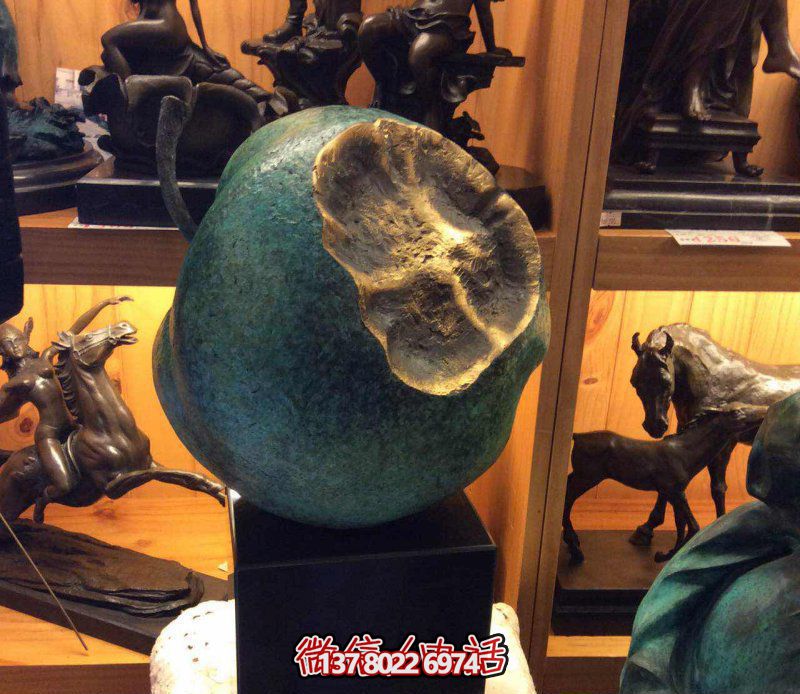 美麗寧靜，自然綠意——欣賞公園銅雕景觀，享受一口新鮮蘋果