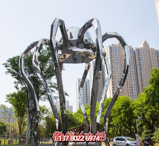 不銹鋼長腿螃蟹雕塑，為公園增添創意裝飾