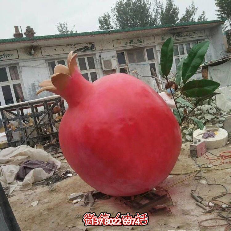 玻璃鋼仿真石榴雕塑，營造公園景區綠色休閑氛圍