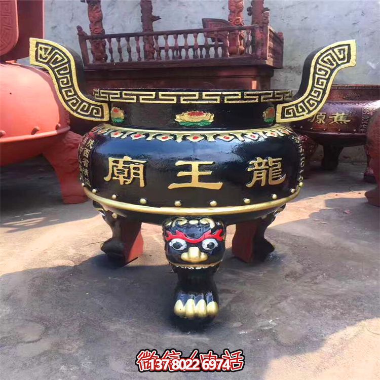 精美彩繪金漆圓形香爐，為寺廟添彩