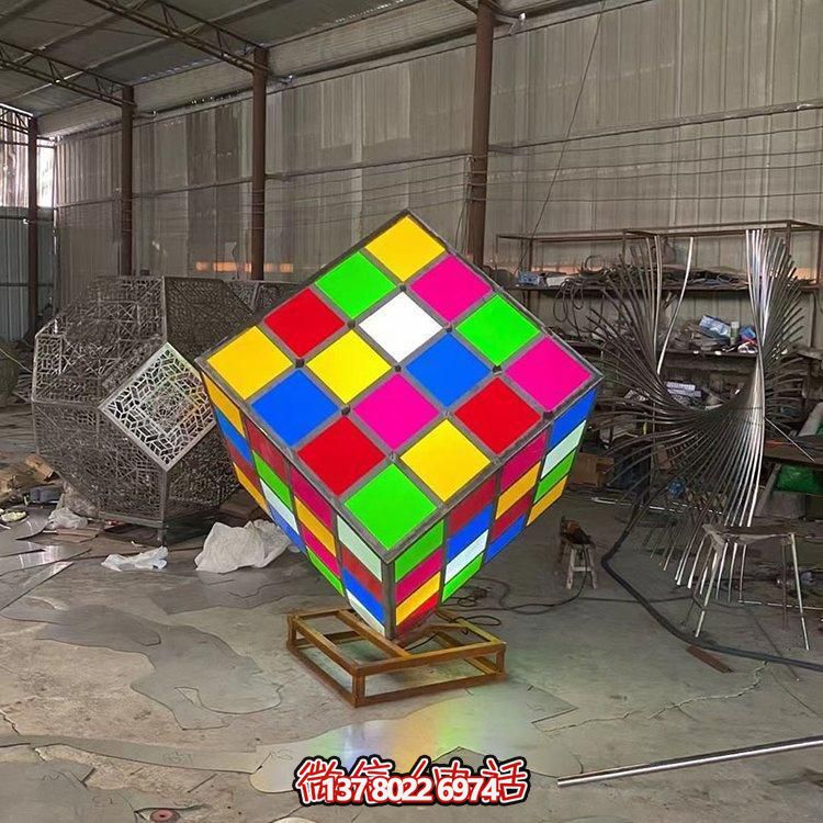 不銹鋼彩繪魔方景觀雕塑，點綴校園廣場