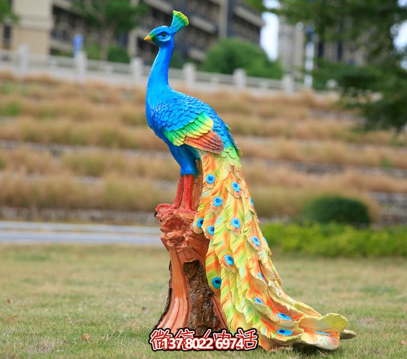 玻璃鋼孔雀雕塑，點綴公園草坪