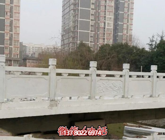 漢白玉鑲嵌欄桿，雕塑點綴美麗小區公園