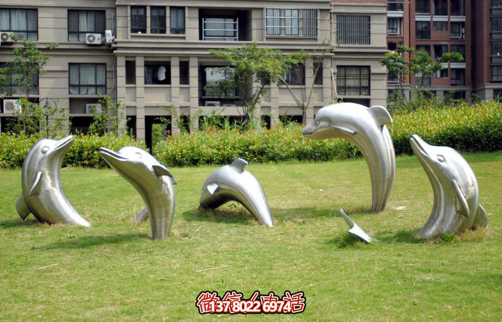 現(xiàn)代別墅中的不銹鋼海豚雕塑 現(xiàn)代別墅中的不銹鋼海豚雕塑