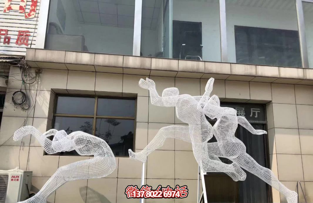 學院操場創(chuàng)意網格不銹鋼運動跳遠人物雕塑