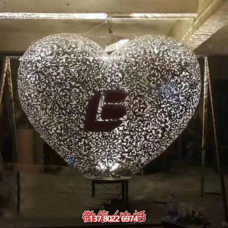 不銹鋼鏤空戶(hù)外大型發(fā)光愛(ài)心雕塑