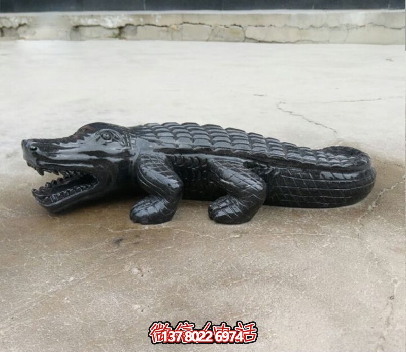 沙灘擺放的黑色的玻璃鋼創(chuàng)意鱷魚(yú)雕塑