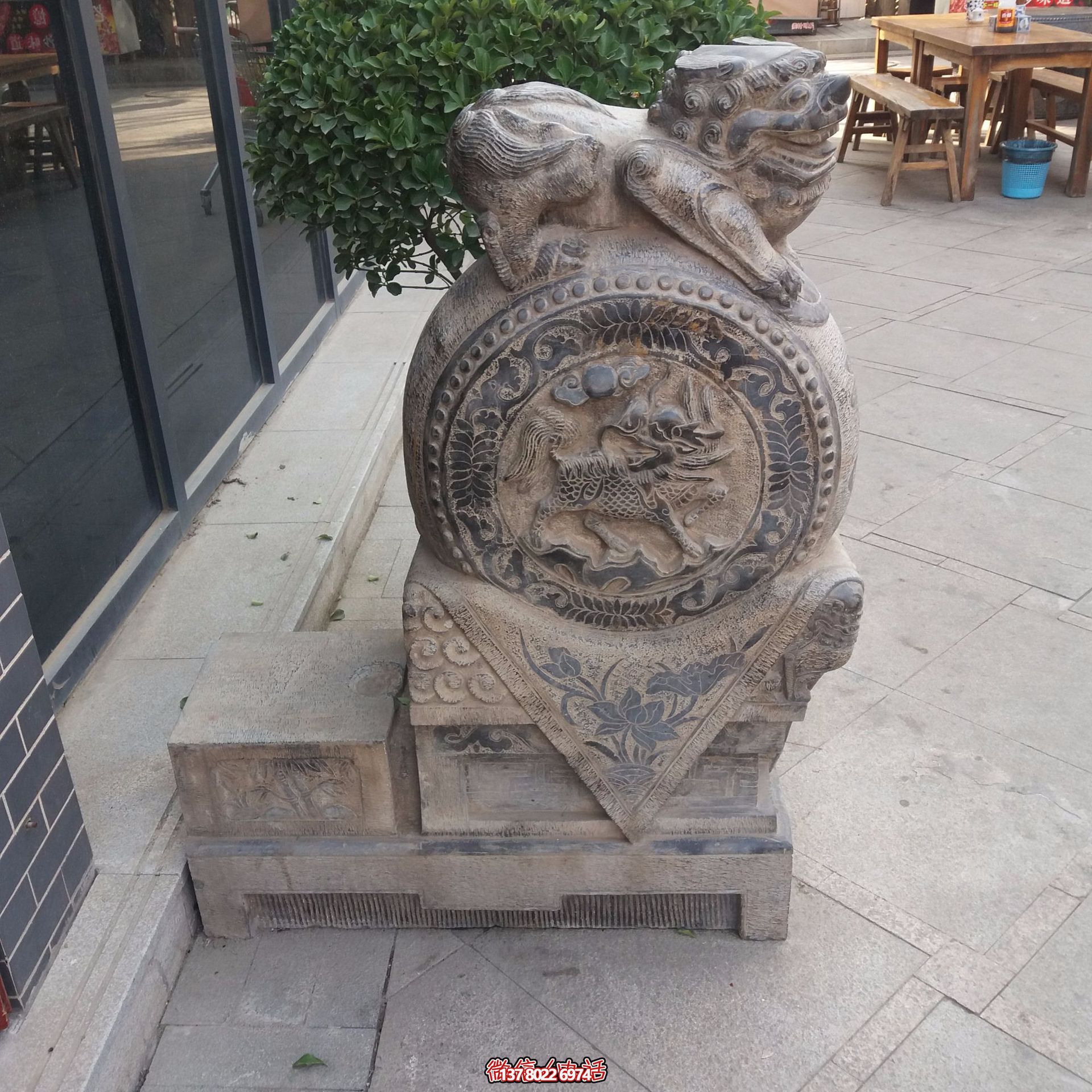 庭院酒店晚霞紅石雕貔貅趴在石鼓上的戶外景觀貔貅雕塑 庭院酒店晚霞紅石雕貔貅趴在石鼓上的戶外景觀貔貅雕塑