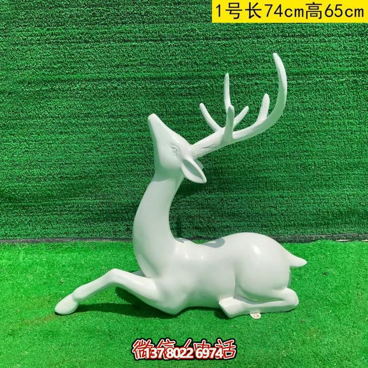 白色的梅花鹿，臥姿，仰頭，可上色